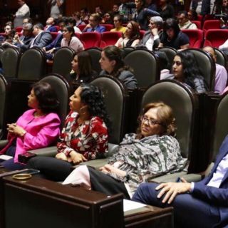 Diputada se envuelve en su chal y duerme en debate educativo