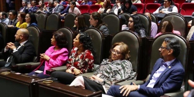 Diputada se envuelve en su chal y duerme en debate educativo