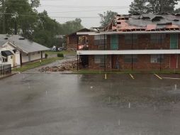 Los fuertes vientos causaron estragos en varias viviendas de la zona afectada. TWITTER/@VortexChasing