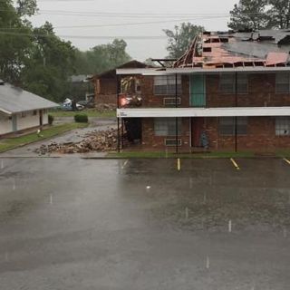 Lluvia y fuertes vientos azotan Arkansas; dejan heridos
