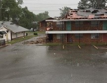 Los fuertes vientos causaron estragos en varias viviendas de la zona afectada. TWITTER/@VortexChasing