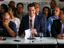 El presidente de la Asamblea Nacional de Venezuela, Juan Guaidó, ofrece una rueda de prensa este jueves en la sede del partido político Voluntad Popular, en Caracas. EFE/M. Gutiérrez