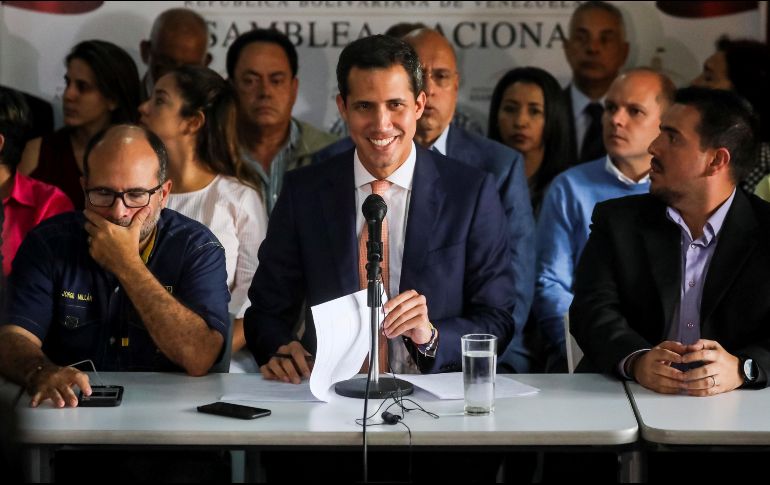 El presidente de la Asamblea Nacional de Venezuela, Juan Guaidó, ofrece una rueda de prensa este jueves en la sede del partido político Voluntad Popular, en Caracas. EFE/M. Gutiérrez