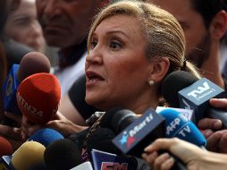 Doria Benaim, abogada del vicepresidente del Parlamento venezolano, Édgar Zambrano, habla con la prensa este jueves en las afueras de la sede del Sebin en Caracas. EFE/M. Gutiérrez