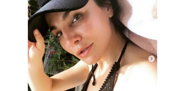 Martha Higareda luce su figura en bikini