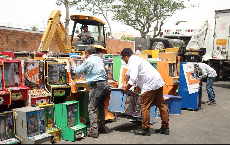 Destruyen casi 200 máquinas tragamonedas