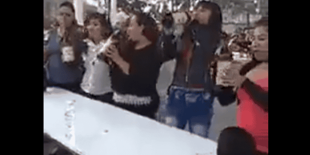 Mam&aacute;s concursan por una licuadora tom&aacute;ndose caguamas