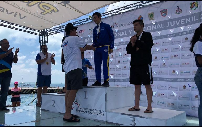 El nadador auriazul, Arturo Rodríguez, subió a lo más alto del podio en la prueba de los 10 kilómetros de la categoría de los 18-19 años. TWITTER / @codejalisco