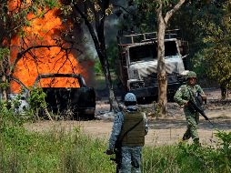 En el lugar se localizaron dos vehículos calcinados, así como implementos para el traslado de bidones, sin que se tenga reporte de lesionados ni víctimas mortales. EFE/J. Ávalos