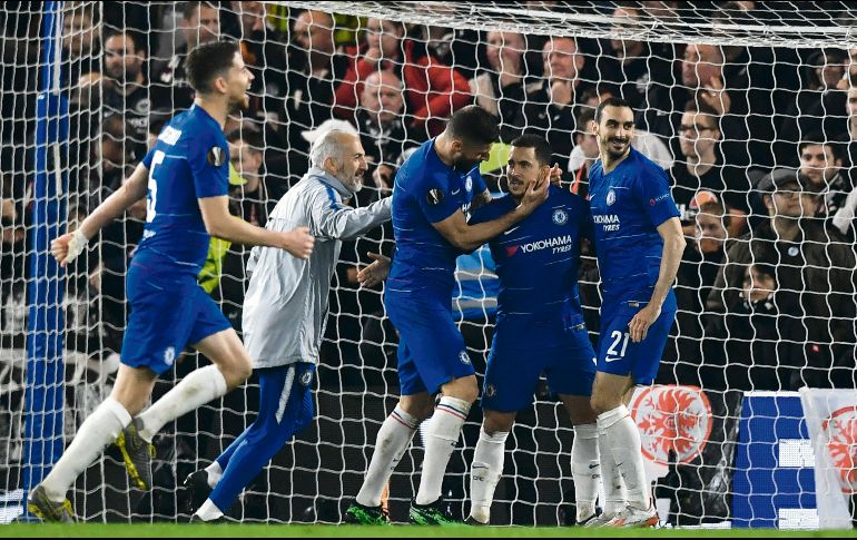 Eden Hazard (centro)  firmó el pase del Chelsea desde los 11 pasos, lo que desató la celebración de los Bleus, ayer en Londres. AFP