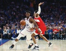 Jimmy Butler (#23) se destapó con 25 puntos para ayudar a los Sixers a la victoria. AP