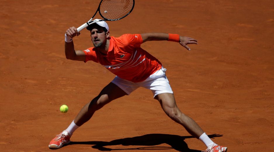 El serbio solo espera a su rival que saldrá del duelo entre Roger Federer y Dominic Thiem. AP