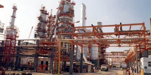 Fitch deja calificaci&oacute;n de Pemex en "bonos basura"