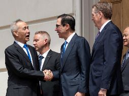 El viceprimer ministro chino, Liu He (i), se despide del el secretario del Tesoro estadounidense, Steven Mnuchin (c), y del encargado de comercio exterior de EU, Robert Lighthizer. EFE/E. Lesser