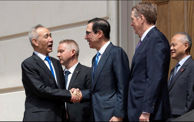 El viceprimer ministro chino, Liu He (i), se despide del el secretario del Tesoro estadounidense, Steven Mnuchin (c), y del encargado de comercio exterior de EU, Robert Lighthizer. EFE/E. Lesser