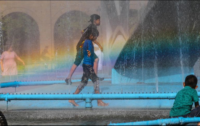 Se recomienda permanecer a la sombra y evitar realizar actividades físicas intensas bajo el sol. EL INFORMADOR / ARCHIVO