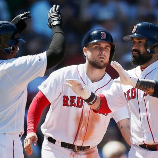 Jonrón de León encamina victoria de Boston ante Marineros