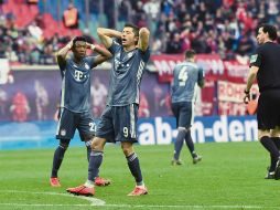 Los jugadores del Bayern Munich lamentan no haber ganado al Leipzig, y por ende no pudieron conquistar el título. EFE
