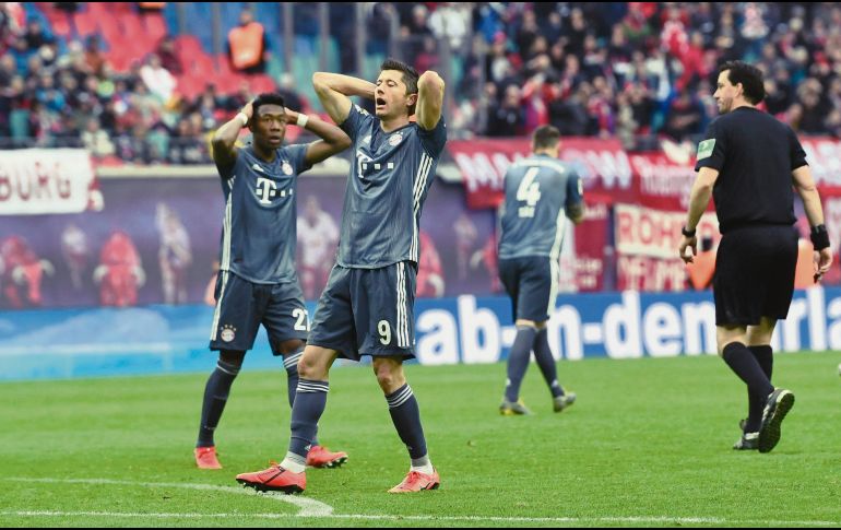 Los jugadores del Bayern Munich lamentan no haber ganado al Leipzig, y por ende no pudieron conquistar el título. EFE