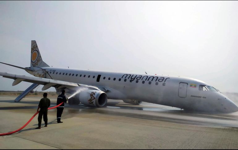 Un avión modelo Embraer tuvo problemas con el tren frontal de aterrizaje. AP / Aung Thura