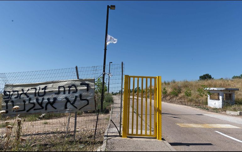Residentes de un nuevo asentamiento israelí en los Altos del Golán colocaron un letrero en el que se lee: 