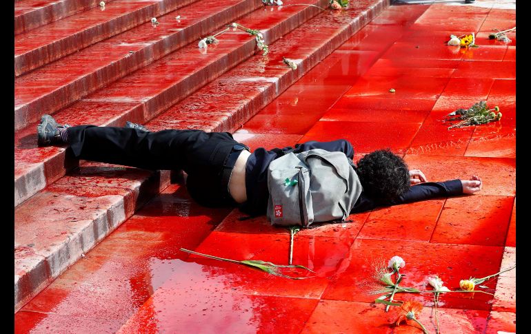 Un activista se coloca en el suelo como parte de la protesta.