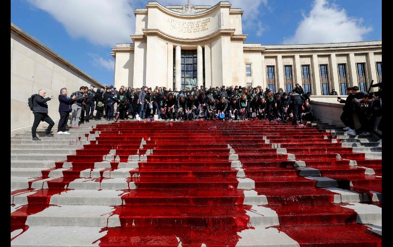 El líquido rojo corre por los escalones en la explanada del Trocadero.