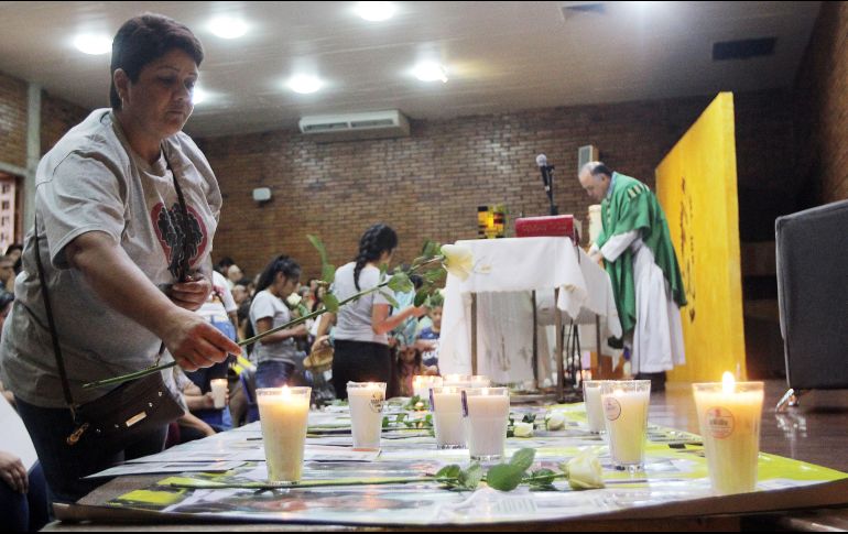 En el evento religioso las madres encendieron veladoras alrededor del altar y cerca de las fotos de sus hijos. EL INFORMADOR / E. Barrera