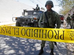 Elementos del Ejército resguardan las inmediaciones de la finca en Zapopan. EFE/F. Guasco