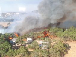Elementos de Zapopan, estatales y del Ejército apoyan en las labores para combatir el incendio. ESPECIAL