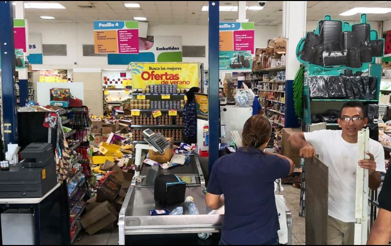 Artículos caídos en un supermercado en Puerto Armuelles, Panamá, tras el temblor. AP