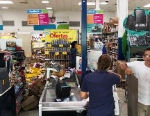 Artículos caídos en un supermercado en Puerto Armuelles, Panamá, tras el temblor. AP