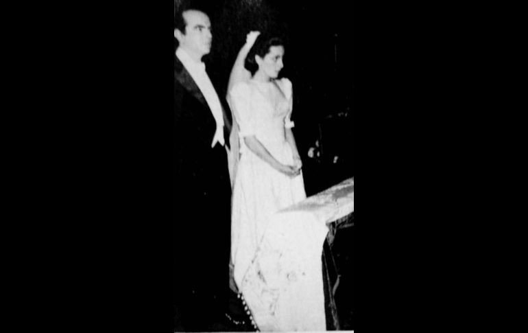 Bueno, los tiempos cambian y, aunque la atractiva pareja formada por Juan Carlos Sanz Briz y Sofía Moreno Carrillo hace años tomó cada uno su camino, nos queda el recuerdo de una boda elegantísima en la Iglesia de La Enseñanza en Cd. de México. Ella sencillísima lució esa noche más guapa que nunca. EL INFORMADOR / F. Partida