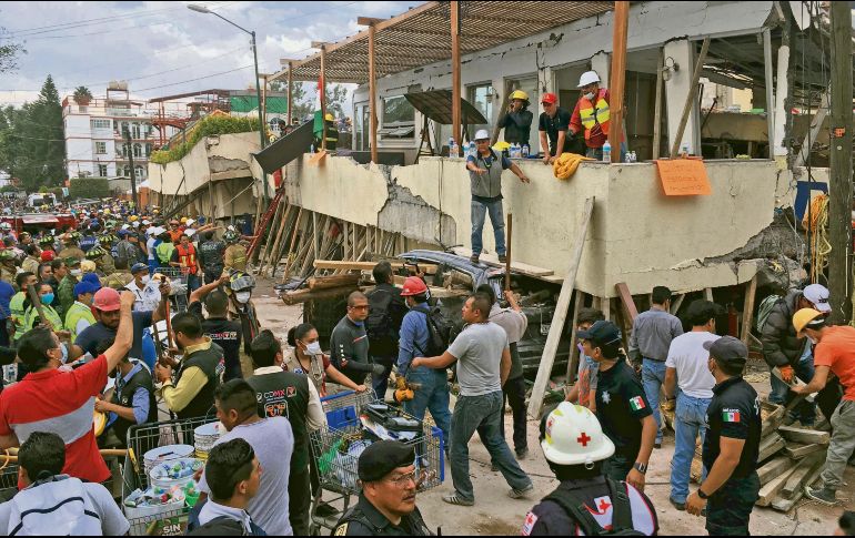Trabajos de rescate en el colegio Enrique Rébsamen que colapsó en el sismo del 19 de septiembre de 2017. EL UNIVERSAL