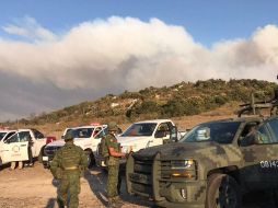 En los trabajos para combatir al fuego participan personal de la Sedena, Protección Civil, Semadet y Bombertos de Guadalajara y Zapopan, entre otros. TWITTER / @sergio_grafm