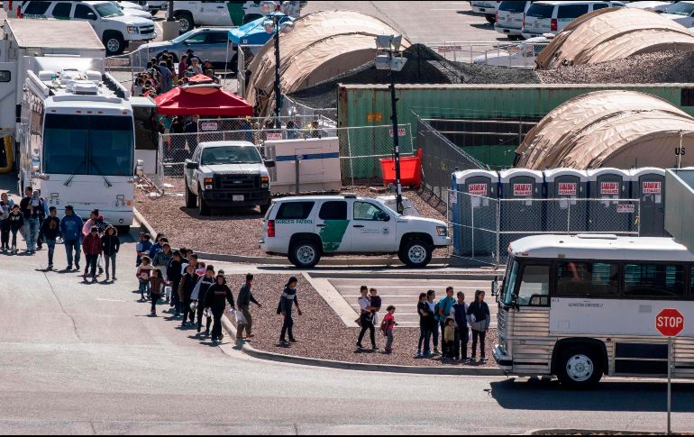 Migrantes se dirigen a camiones en El Paso, Texas, rumbo a albergues temporales. AFP/ARCHIVO