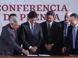 Aspectos de la firma de la carta compromiso con tres instituciones financieras para refinanciar dos mil 500 millones de dólares de deuda. EFE/S. Gutiérrez