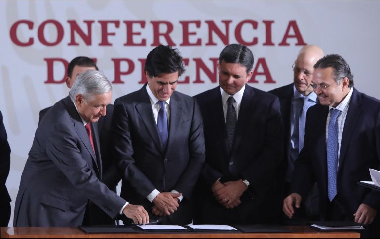 Aspectos de la firma de la carta compromiso con tres instituciones financieras para refinanciar dos mil 500 millones de dólares de deuda. EFE/S. Gutiérrez