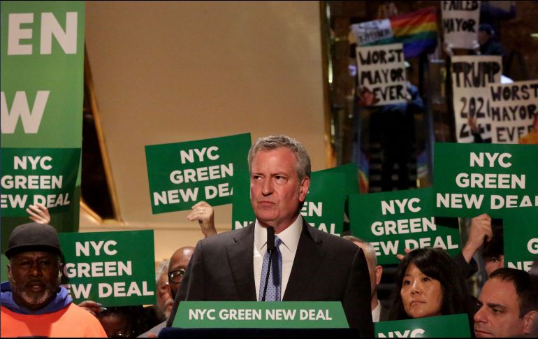 El alcalde De Blasio calculó las emisiones de ocho de las torres de Trump en 27 mil toneladas de gases invernaderos anuales. AFP/Y. Paskova
