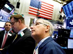 Varios trabajadores operan en la Bolsa de Nueva York este lunes. EFE/J. Lane