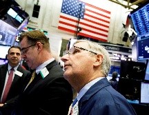 Varios trabajadores operan en la Bolsa de Nueva York este lunes. EFE/J. Lane
