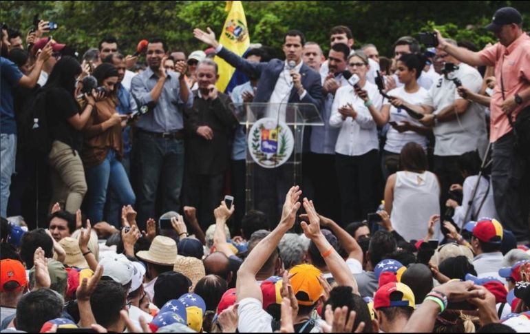Estados Unidos fue la primera nación en reconocer a Guaidó como jefe de Estado y ha insistido en que la opción militar “está sobre la mesa”. TWITTER/jguaido