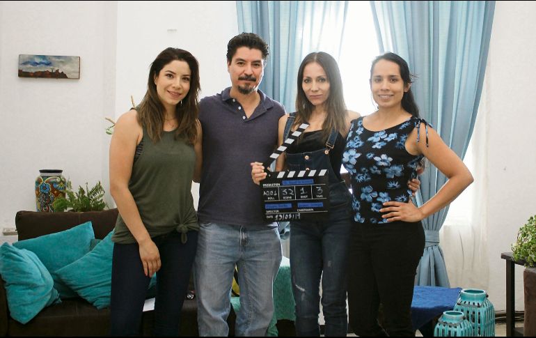 De derecha a izquierda: Liz Sandoval, Mario Pérez, Bibiana Barba y Grecia Rodríguez, durante el claquetazo inicial. EL INFORMADOR / E. Barrera