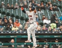 Robinson Chirinos celebra tras conectar jonrón en el segundo inning. AP