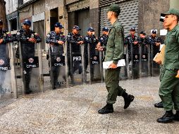 Elementos de la Policía montan guardia en los alrededores de la sede del Parlamento venezolano en Caracas. AFP/R. Schemidt