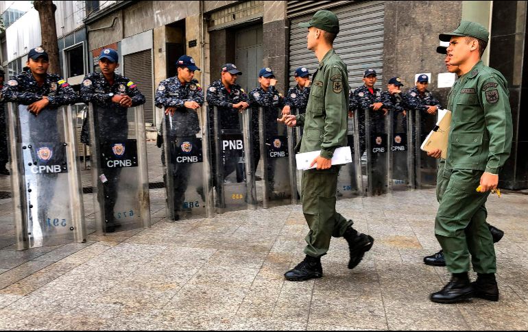 Elementos de la Policía montan guardia en los alrededores de la sede del Parlamento venezolano en Caracas. AFP/R. Schemidt