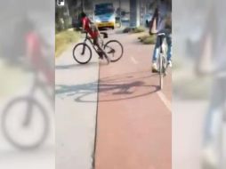 Según los documentos presentados por el fraccionamiento, el vehículo con número económico 2048, evita el tráfico que se realiza en la zona circulando por la banqueta. ESPECIAL/ @FraccCampoReal