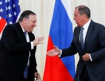 Mike Pompeo (i) posa para los fotógrafos junto a Sergei Lavrov, en Sochi. EFE/ P. Golovkin