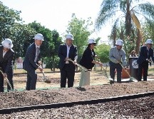 El gobernador explicó que este edificio va a traer orden, seguridad y respeto al entorno urbano, contrario a lo que pensaban los vecinos, pues no habrá comercio ambulante ni congestionamiento en las vialidades.EL INFORMADOR/ G. Gallo