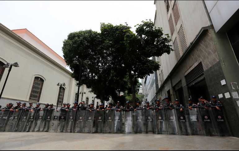 Fuerzas de seguridad venezolanas forman un cordón alrededor del congreso controlado por la oposición esta mañana. AP/F. Llano